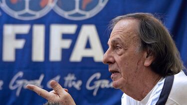 César Luis Menotti, en rueda de prensa.