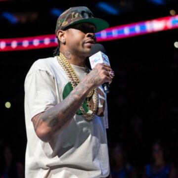 Los Sixers rindieron homenaje a Allen Iverson haci¨¦ndole entrega de la chaqueta especial que le reconoce como miembro del Sal¨®n de la Fama.