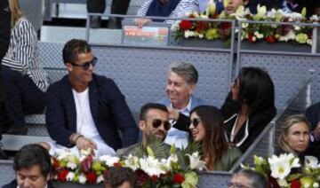 Cristiano Ronaldo charla con Manolo Santana y su acompañante. 