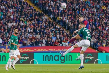 El jugador del FC Barcelona, Lewandowski, marca de cabeza el empate ante el Alavés. 
 

