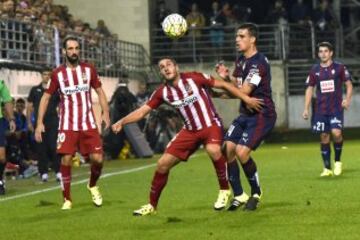 Koke con el balón ante Adrián González.