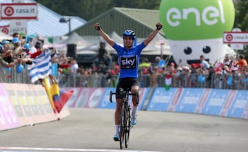 Mikel Landa llegando a la meta de la decimonovena etapa del Giro 2017 de 191 kilómetros, entre San Candido y Piancavallo del Giro de Italia