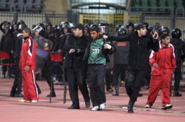 El 1 de febrero de 2012, en Puerto Said (Egipto), se disputaba la final de la Liga que enfrentaba a Al-Masri y al Al-Ahly. Con el partido ya finalizado, los hinchas del equipo local ingresaron en el terreno de juego para perseguir a aficionados y a jugado