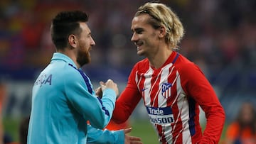 Messi y Griezmann se saludan antes del inicio del Atlético-Barcelona de la pasada temporada.
