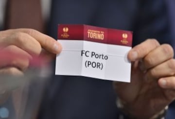 El embajador de la final de Turín, el ex internacional italiano Ciro Ferrera sostiene una tarjeta con el nombre del club de fútbol portugués Porto durante el sorteo de los cuartos de final de la UEFA Europa League en la sede de la UEFA en Nyon.