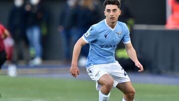 Extremo derecho de la Lazio que pasó primero por el Espanyol y luego por el Barça. Tras una temporada de culé, la Lazio puso el ojo en él y lo fichó, si bien para las categorías inferiores. En 2020 debutó con el primer equipo con apenas 17 años.