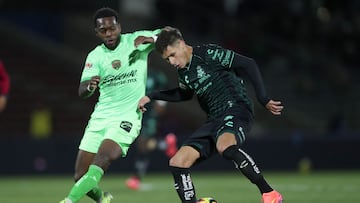 Jose Rodriguez (L) of Juarez fights for the ball with Ramiro Sordo (R) of Santos during the 4th round match between FC Juarez and Santos as part of the Liga BBVA MX, Torneo Clausura 2025 at Olimpico Benito Juarez Stadium, on January 29, 2025 in Ciudad Juarez, Chihuahua, Mexico.