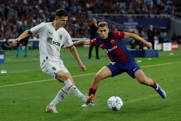 Dmytro Kryskiv de Shakhtar Donetsk en acción con Fermín López del Barcelona.