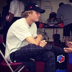 Hamilton hace las paces con Rosberg y le felicita el título