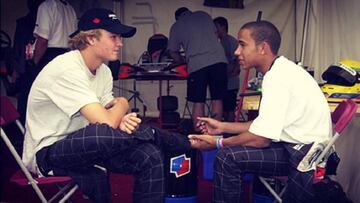 Nico Rosberg y Lewis Hamilton, en una imagen de archivo que subi&oacute; el piloto brit&aacute;nico para felicitar a su compa&ntilde;ero en Mercedes por su t&iacute;tulo de campe&oacute;n del mundo de F&oacute;rmula 1.
