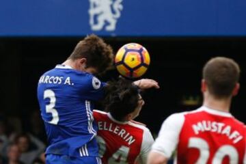Marcos Alonso anotó el primer gol del Chelsea ante el Arsenal dando un codazo a Héctor Bellerín. El español del Arsenal no pudo continuar el partido debido al golpe.