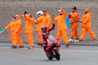Marc Márquez celebra su victoria en la carrera al esprint en el GP de Alemania.