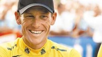 <b>FAMILIAR. </b>Armstrong se mostró muy feliz con sus hijos en el podio.