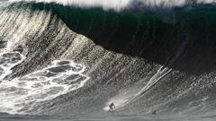 El surfista Pedro Scooby surfea una de las olas m&aacute;s grandes del d&iacute;a del mi&eacute;rcoles 20 de noviembre en Nazar&eacute; (Portugal), la ola m&aacute;s grande del mundo.