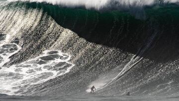 El surfista Pedro Scooby surfea una de las olas más grandes del día del miércoles 20 de noviembre en Nazaré (Portugal), la ola más grande del mundo.