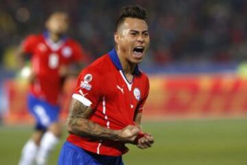 El delantero chileno Eduardo Vargas celebra su gol durante el partido Chile-Perú, de semifinales de la Copa América de Chile 2015, en el Estadio Nacional Julio Martínez Prádanos de Santiago de Chile, Chile, hoy 29 de junio de 2015. EFE/Kiko Huesca