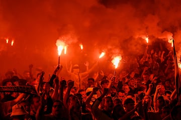 Los aficionados del Borussia de Dortmund, con bengalas.