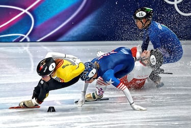 La polaca Kamila Sellier (15) se llevó la peor parte en esta impresionante caída en los cuartos de final de 1.500 m de patinaje de velocidad en pista corta, en los Juegos Olímpicos de Invierno de Milán-Cortina. La cuchilla del patín de la estadounidense Kristen Santos-Griswold (1) parece impactar en la cara de la polaca, quien tuvo que ser evacuada en camilla.