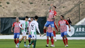 Eric Montes, del Algeciras, celebra su gol al Antequera,