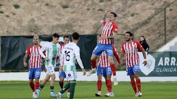 Eric Montes festeja su gol al Antequera que da tres puntos al Algeciras.