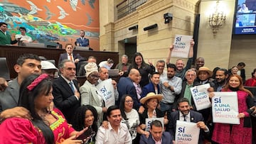 Bogotá, 06 de marzo de 2025 - Ministros y representantes a la Cámara celebran la aprobación de la reforma a la salud.