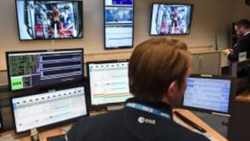 Un técnico de la Agencia Espacial Europea observa en las pantallas el esfuerzo del astronauta británico Tim Peakes mientras corre maratón en la estación orbital.