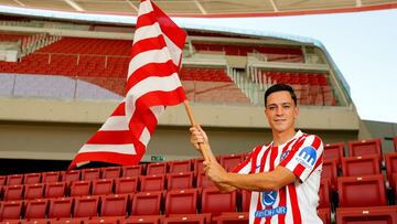 Raspadori con una bandera del Atlético.