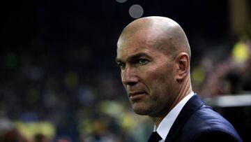 Real Madrid's coach, Zinedine Zidane, looks on during the Spanish League football match Villarreal CF vs Real Madrid at El Madrigal stadium in Vila-real on February 26, 2017.