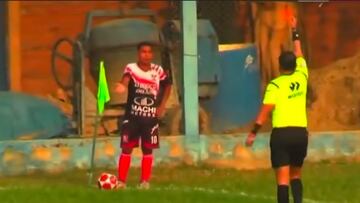 Jugador es expulsado en Perú por orinar en la cancha