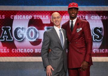 Bobby Portis posa con Adam Silver (comisionado de la NBA) tras ser seleccionado por los Chicago Bulls en el draft.