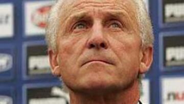 <b>EJEMPLO.</B> Trapattoni cree que la sanción de tres partidos a Totti por escupir a un rival le servirá de ejemplo para el futuro.