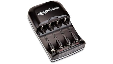 Este cargador de pilas AA y AAA incluye un puerto USB y protección contra sobrecargas
