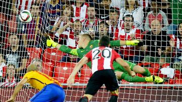 Aduriz marca un gol a Ter Stegen en San Mamés en la ida de la Supercopa de 2015.