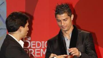 <b>ATENTO. </b>Jorge Luengo realizó un truco de magia a Cristiano Ronaldo.