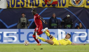 2-3. Sadio Mané marca el tercer gol tras salvar a Juan Foyth y al guardameta Gerónimo Rulli.