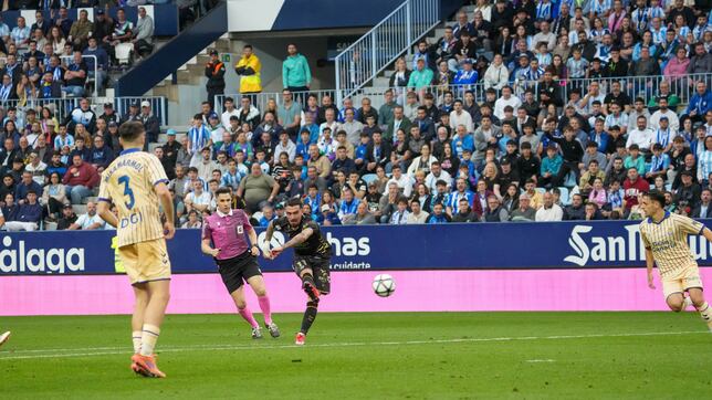 El Málaga gana a Las Palmas el partido de los siete puntos