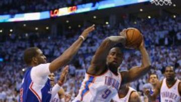 Serge Ibaka intenta anotar ante Chris Paul.