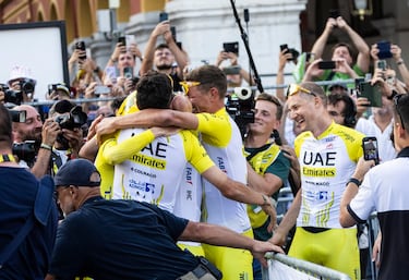 El equipo de Tadej Pogacar, UAE Team Emirates, celebran la victoria del esloveno.
 