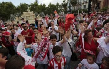 Celebración de los jugadores del Sevilla en la plaza de la Puerta de Jerez, durante el paseo triunfal que ha realizado el equipo esta tarde para festejar y ofrecer a la ciudad su quinta Liga Europa conseguida el pasado miércoles en Basilea (Suiza