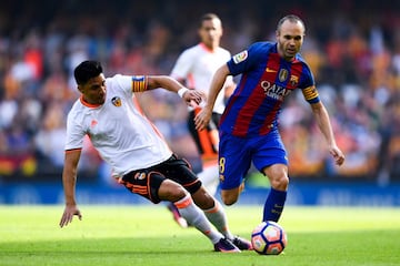 Iniesta y Enzo Pérez.