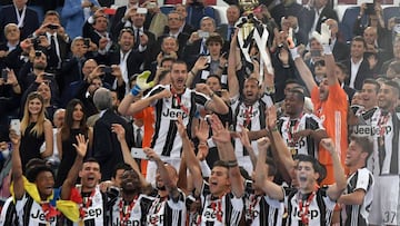 Juventus players celebrate with the trophy after winning the Italian Tim Cup final football match AC Milan vs Juventus on May 21, 2016 at the Olympic Stadium in Rome.  Juventus won 0-1 in the extra time.    AFP PHOTO / TIZIANA FABI