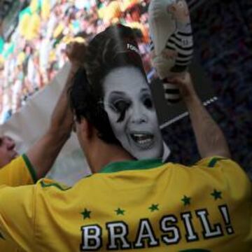 Un ciudadano con una máscara de Dilma Rousseff en medio de la protesta.