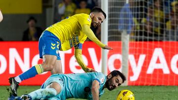 El centrocampista turco del FC Barcelona Ilkay Gündogan (en el suelo) cae ante Kirian.