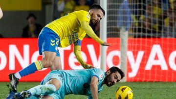 El centrocampista turco del FC Barcelona Ilkay Gündogan (en el suelo) cae ante Kirian.