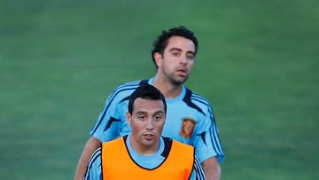 Santi Cazorla y Xavi Hernández durante un entrenamiento con la Selección.
