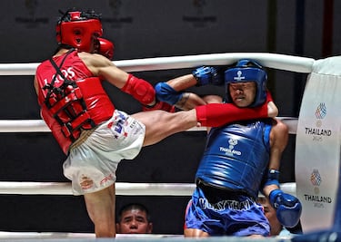 El muay thai, todo un símbolo de la cultura tailandesa, está siendo uno de los deportes más seguidos en los Juegos del Sureste Asiático.  El estadio de boxeo Lumpinee, en Bangkok, acogió, entre otros,  el combate por la medalla de oro de 60 kg masculino entre el luchador local Saksit Atidsam (de azul) y Soukan Taipanyavong, de Laos.