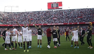 Los jugadores sevillistas celebran con la afición del Pizjuán su victoria en el derbi.