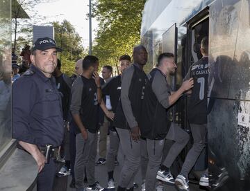La plantilla de los Dragones Azules estuvo en el Hospital CUF de Oporto visitando a su portero Iker Casillas.