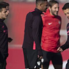 Chicharito se entrena a la espera de cerrar su salida