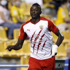 El Almería se regala un festival frente al Alcorcón con un Sadiq estelar